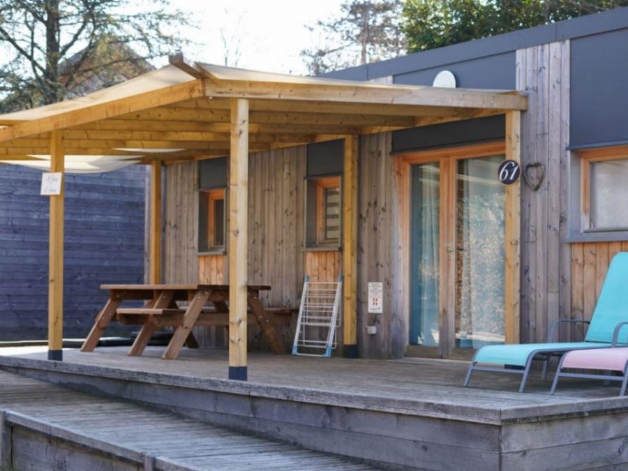 Camping Pas Cher vous présente avec son site Officiel campingpascher.fr, le Camping Family's Le Savoy classé 4 étoiles, situé sur la commune de Challes Les Eaux dans le département Savoie (Rhône Alpes) en France. Le camping Family's Le Savoy, vous présente un hébergement de type chalet de 34 m² pour 1 personne avec climatisation et télévision. Le camping Family's Le Savoy vous propose du sam. 29 août au sam. 05 septembre 2026, en promotion à -15% pour 7 nuits à 386,75 € au lieu de 455,0 € soit une Économie de 68,25 €. Cette location propose 29 dates différentes pour réserver votre séjour. Découvrez également les 13 autres gammes d'hébergements du camping. Les Avis clients pour le Camping Family's Le Savoy sont excellents avec une note moyenne de 8 sur 10. Lac, Piscine extérieure, Animations familiales, Aire de jeux enfants, Centre équestre, Ping-pong, Pétanque, Trampoline, Boulangerie, Bureau de tabac, Dépôt de pain, Snack/Bar, Station-service, Supermarché, Épicerie,... En savoir plus : cliquez-ICI.