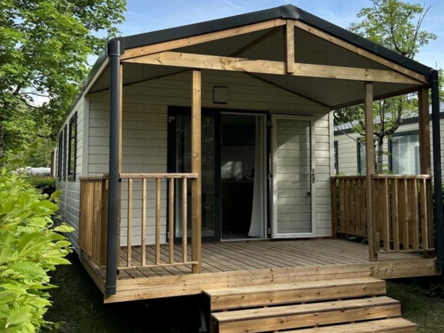 Camping Pas Cher vous présente avec son site Officiel campingpascher.fr, le Camping Family's Le Savoy classé 4 étoiles, situé sur la commune de Challes Les Eaux dans le département Savoie (Rhône Alpes) en France. Le camping Family's Le Savoy, vous présente un hébergement de type mobil-home de 23 m² pour 4 personnes avec climatisation et télévision. Le camping Family's Le Savoy vous propose du lundi 07 septembre au lundi 14 septembre 2026, en promotion à -15% pour 7 nuits à 416,50 € au lieu de 490,0 € soit une Économie de 73,50 €. Cette location propose 23 dates différentes pour réserver votre séjour. Découvrez également les 13 autres gammes d'hébergements du camping. Les Avis clients pour le Camping Family's Le Savoy sont excellents avec une note moyenne de 8 sur 10. Lac, Piscine extérieure, Animations familiales, Aire de jeux enfants, Centre équestre, Ping-pong, Pétanque, Trampoline, Boulangerie, Bureau de tabac, Dépôt de pain, Snack/Bar, Station-service, Supermarché, Épicerie,... En savoir plus : cliquez-ICI.