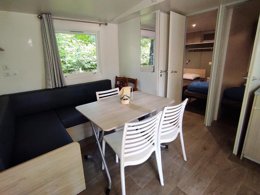 Camping Pas Cher vous présente avec son site Officiel campingpascher.fr, le Camping Family's Le Savoy classé 4 étoiles, situé sur la commune de Challes Les Eaux dans le département Savoie (Rhône Alpes) en France. Le camping Family's Le Savoy, vous présente un hébergement de type tente en toile et bois de 19 m² pour 2 personnes. Le camping Family's Le Savoy vous propose du vendredi 03 avril au vendredi 10 avril 2026, en promotion à -6% pour 7 nuits à 263,20 € au lieu de 280,0 € soit une Économie de 16,80 €. Cette location propose 107 dates différentes pour réserver votre séjour. Découvrez également les 13 autres gammes d'hébergements du camping. Les Avis clients pour le Camping Family's Le Savoy sont excellents avec une note moyenne de 8 sur 10. Lac, Piscine extérieure, Animations familiales, Aire de jeux enfants, Centre équestre, Ping-pong, Pétanque, Trampoline, Boulangerie, Bureau de tabac, Dépôt de pain, Snack/Bar, Station-service, Supermarché, Épicerie,... En savoir plus : cliquez-ICI.