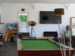 Camping Pas Cher vous présente avec son site Officiel campingpascher.fr, le Camping Family's Le Savoy classé 4 étoiles, situé sur la commune de Challes Les Eaux dans le département Savoie (Rhône Alpes) en France. Le camping Family's Le Savoy, vous présente un hébergement de type chalet de 18 m² avec climatisation et télévision. Le camping Family's Le Savoy vous propose du vendredi 03 avril au vendredi 10 avril 2026 pour 7 nuits à 310.1€. Cette location propose 107 dates différentes pour réserver votre séjour. Découvrez également les 13 autres gammes d'hébergements du camping. Les Avis clients pour le Camping Family's Le Savoy sont excellents avec une note moyenne de 8 sur 10. Lac, Piscine extérieure, Animations familiales, Aire de jeux enfants, Centre équestre, Ping-pong, Pétanque, Trampoline, Boulangerie, Bureau de tabac, Dépôt de pain, Snack/Bar, Station-service, Supermarché, Épicerie,... En savoir plus : cliquez-ICI.