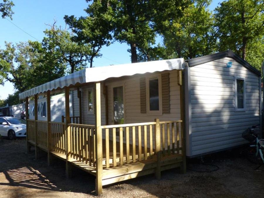 Camping Pas Cher vous présente avec son site Officiel campingpascher.fr, le Camping Flower Les Loges classé 5 étoiles, situé sur la commune de Meschers Sur Gironde dans le département Charente-maritime (Poitou Charentes) en France. Le camping Flower Les Loges, vous présente un hébergement de type mobil-home de 28 m² et télévision. Le camping Flower Les Loges vous propose du sam. 12 septembre au sam. 19 septembre 2026 pour 7 nuits à 427€. Cette location propose 15 dates différentes pour réserver votre séjour. Découvrez également les 11 autres gammes d'hébergements du camping. Les Avis clients pour le Camping Flower Les Loges sont excellents avec une note moyenne de 8 sur 10. Mer, Piscine chauffée, Piscine extérieure, Animation enfants, Animations familiales, Club enfants, Aire de jeux enfants, Baby-foot, Canoë-kayak, Jet-ski, Parcours sportif, Ping-pong, Piscine, Planche à voile, Pétanque, Randonnée, Salle de jeux vidéo, Structure gonflable enfants, Surf, Terrain multisports, Trampoline, Bar, Boulangerie, Bureau de tabac, Créperie, Dépôt de pain, Pizzeria, Snack/Bar, Station-service, Supermarché, Épicerie,... En savoir plus : cliquez-ICI.