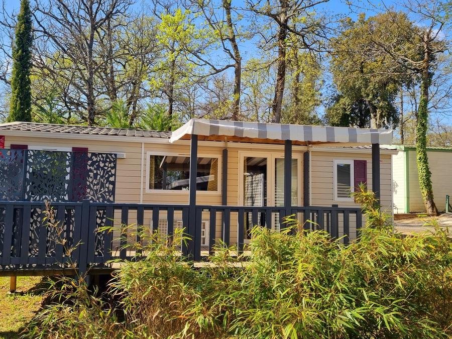 Camping Pas Cher vous présente avec son site Officiel campingpascher.fr, le Camping Flower Les Loges classé 5 étoiles, situé sur la commune de Meschers Sur Gironde dans le département Charente-maritime (Poitou Charentes) en France. Le camping Flower Les Loges, vous présente un hébergement de type mobil-home de 34 m² et télévision. Le camping Flower Les Loges vous propose du sam. 12 septembre au sam. 19 septembre 2026 pour 7 nuits à 504€. Cette location propose 15 dates différentes pour réserver votre séjour. Découvrez également les 10 autres gammes d'hébergements du camping. Les Avis clients pour le Camping Flower Les Loges sont excellents avec une note moyenne de 8 sur 10. Mer, Piscine chauffée, Piscine extérieure, Animation enfants, Animations familiales, Club enfants, Aire de jeux enfants, Baby-foot, Canoë-kayak, Jet-ski, Parcours sportif, Ping-pong, Piscine, Planche à voile, Pétanque, Randonnée, Salle de jeux vidéo, Structure gonflable enfants, Surf, Terrain multisports, Trampoline, Bar, Boulangerie, Bureau de tabac, Créperie, Dépôt de pain, Pizzeria, Snack/Bar, Station-service, Supermarché, Épicerie,... En savoir plus : cliquez-ICI.