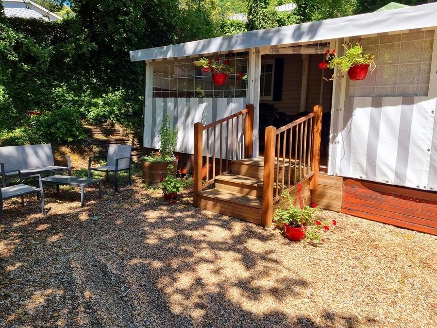 Camping Pas Cher vous présente avec son site Officiel campingpascher.fr, le Camping Flower Les Loges classé 5 étoiles, situé sur la commune de Meschers Sur Gironde dans le département Charente-maritime (Poitou Charentes) en France. Le camping Flower Les Loges, vous présente un hébergement de type mobil-home de 28 m² et télévision. Le camping Flower Les Loges vous propose du sam. 12 septembre au sam. 19 septembre 2026 pour 7 nuits à 539€. Cette location propose 41 dates différentes pour réserver votre séjour. Découvrez également les 10 autres gammes d'hébergements du camping. Les Avis clients pour le Camping Flower Les Loges sont excellents avec une note moyenne de 8 sur 10. Mer, Piscine chauffée, Piscine extérieure, Animation enfants, Animations familiales, Club enfants, Aire de jeux enfants, Baby-foot, Canoë-kayak, Jet-ski, Parcours sportif, Ping-pong, Piscine, Planche à voile, Pétanque, Randonnée, Salle de jeux vidéo, Structure gonflable enfants, Surf, Terrain multisports, Trampoline, Bar, Boulangerie, Bureau de tabac, Créperie, Dépôt de pain, Pizzeria, Snack/Bar, Station-service, Supermarché, Épicerie,... En savoir plus : cliquez-ICI.
