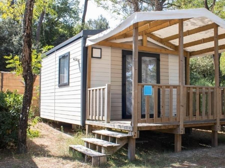 Camping Pas Cher vous présente avec son site Officiel campingpascher.fr, le Camping Le Dauphin classé 4 étoiles, situé sur la commune de Saint Georges De Didonne dans le département Charente-maritime (Poitou Charentes) en France. Le camping Le Dauphin vous propose un hébergement de type mobil-home de 18 m² avec climatisation (télévision). L'établissement vous propose 17 autres types d'hébergements. Découvrez tous nos séjours à petits prix dans la commune et aux alentours de Saint Georges De Didonne du département : Charente-maritime (Poitou Charentes). Les Avis clients pour le Camping Le Dauphin sont excellents avec une note moyenne de 8 sur 10. Parc aquatique, Piscine couverte, Piscine extérieure, Animations familiales, Club enfants, Aire de jeux enfants, Baby-foot, Centre équestre, Cyclisme, Jet-ski, Paddle, Ping-pong, Pétanque, Randonnée, Salle de jeux vidéo, Terrain multisports, Voile, kiteSurf, Bar, Restaurant, Épicerie,... En savoir plus : cliquez-ICI.