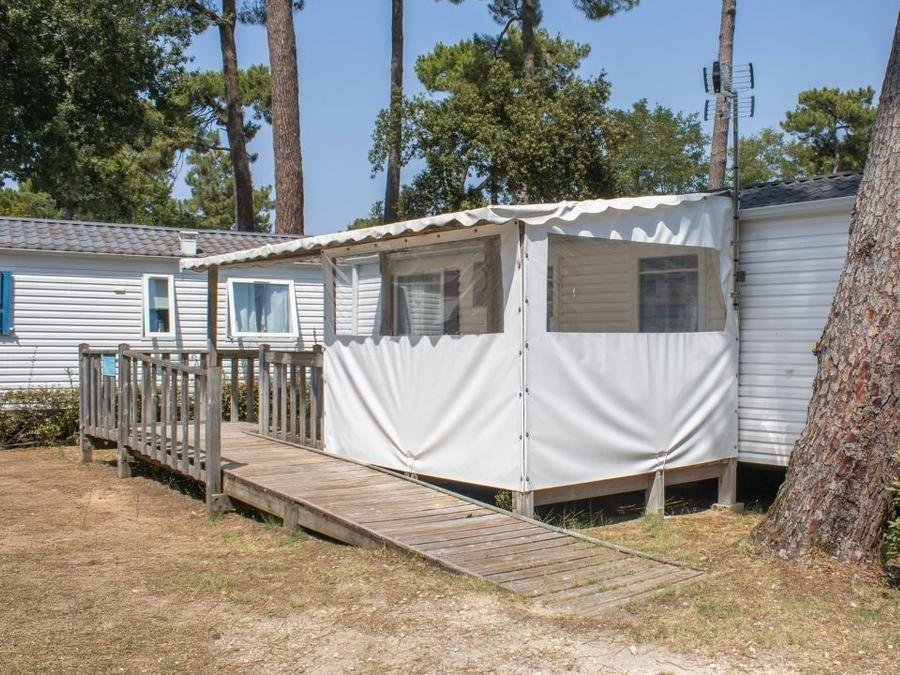 Camping Pas Cher vous présente avec son site Officiel campingpascher.fr, le Camping Le Dauphin classé 4 étoiles, situé sur la commune de Saint Georges De Didonne dans le département Charente-maritime (Poitou Charentes) en France. Le camping Le Dauphin, vous présente un hébergement de type mobil-home de 32 m² avec climatisation et télévision. Le camping Le Dauphin vous propose du jeudi 04 juin au jeudi 11 juin 2026 avec une PROMO de DERNIÈRE MINUTE, en promotion à -10% pour 7 nuits à 315 € au lieu de 350,0 € soit une Économie de 35 €. Cette location propose 43 dates différentes pour réserver votre séjour. Découvrez également les 19 autres gammes d'hébergements du camping. Les Avis clients pour le Camping Le Dauphin sont excellents avec une note moyenne de 8 sur 10. Parc aquatique, Piscine couverte, Piscine extérieure, Animations familiales, Club enfants, Aire de jeux enfants, Baby-foot, Centre équestre, Cyclisme, Jet-ski, Paddle, Ping-pong, Pétanque, Randonnée, Salle de jeux vidéo, Terrain multisports, Voile, kiteSurf, Bar, Restaurant, Épicerie,... En savoir plus : cliquez-ICI.