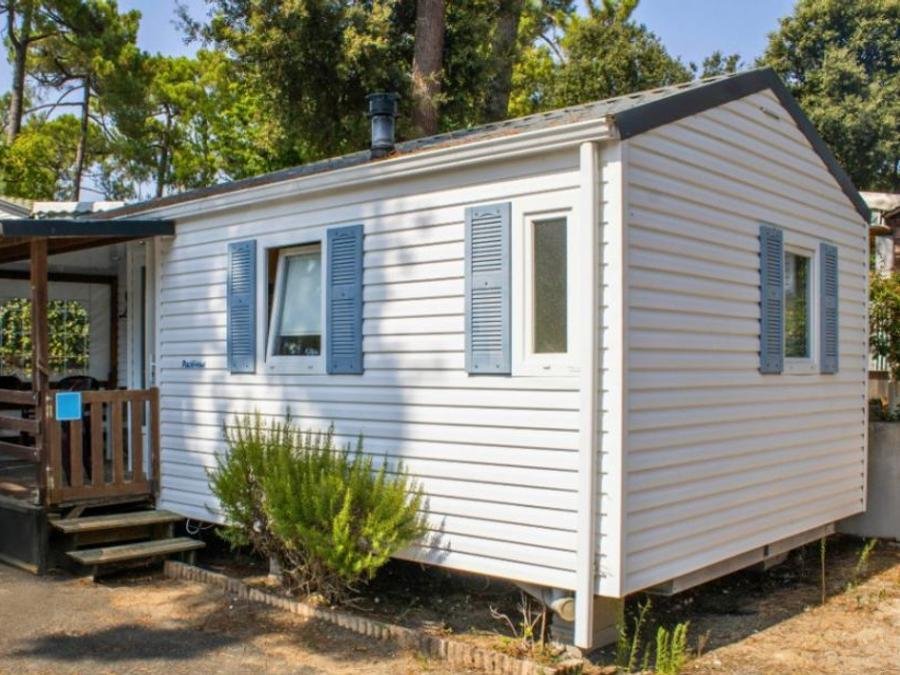 Camping Pas Cher vous présente avec son site Officiel campingpascher.fr, le Camping Le Dauphin classé 4 étoiles, situé sur la commune de Saint Georges De Didonne dans le département Charente-maritime (Poitou Charentes) en France. Le camping Le Dauphin, vous présente un hébergement de type mobil-home de 24 m² et télévision. Le camping Le Dauphin vous propose du dimanche 07 juin au dimanche 14 juin 2026, en promotion à -10% pour 7 nuits à 220,50 € au lieu de 245,0 € soit une Économie de 24,50 €. Cette location propose 27 dates différentes pour réserver votre séjour. Découvrez également les 19 autres gammes d'hébergements du camping. Les Avis clients pour le Camping Le Dauphin sont excellents avec une note moyenne de 8 sur 10. Parc aquatique, Piscine couverte, Piscine extérieure, Animations familiales, Club enfants, Aire de jeux enfants, Baby-foot, Centre équestre, Cyclisme, Jet-ski, Paddle, Ping-pong, Pétanque, Randonnée, Salle de jeux vidéo, Terrain multisports, Voile, kiteSurf, Bar, Restaurant, Épicerie,... En savoir plus : cliquez-ICI.