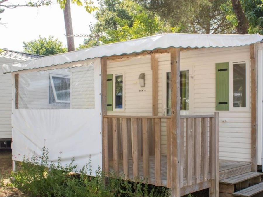 Camping Pas Cher vous présente avec son site Officiel campingpascher.fr, le Camping Le Dauphin classé 4 étoiles, situé sur la commune de Saint Georges De Didonne dans le département Charente-maritime (Poitou Charentes) en France. Le camping Le Dauphin, vous présente un hébergement de type mobil-home de 24 m² et télévision. Le camping Le Dauphin vous propose du sam. 06 juin au sam. 13 juin 2026, en promotion à -10% pour 7 nuits à 220,50 € au lieu de 245,0 € soit une Économie de 24,50 €. Cette location propose 26 dates différentes pour réserver votre séjour. Découvrez également les 19 autres gammes d'hébergements du camping. Les Avis clients pour le Camping Le Dauphin sont excellents avec une note moyenne de 8 sur 10. Parc aquatique, Piscine couverte, Piscine extérieure, Animations familiales, Club enfants, Aire de jeux enfants, Baby-foot, Centre équestre, Cyclisme, Jet-ski, Paddle, Ping-pong, Pétanque, Randonnée, Salle de jeux vidéo, Terrain multisports, Voile, kiteSurf, Bar, Restaurant, Épicerie,... En savoir plus : cliquez-ICI.