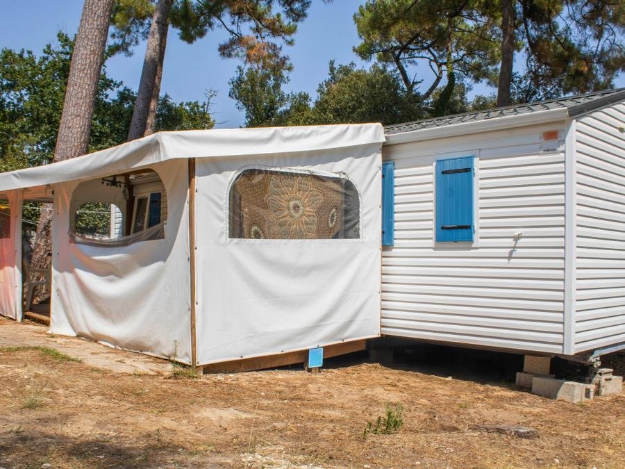 Camping Pas Cher vous présente avec son site Officiel campingpascher.fr, le Camping Le Dauphin classé 4 étoiles, situé sur la commune de Saint Georges De Didonne dans le département Charente-maritime (Poitou Charentes) en France. Le camping Le Dauphin vous propose un hébergement de type mobil-home de 35 m² (télévision). L'établissement vous propose 19 autres types d'hébergements. Découvrez tous nos séjours à petits prix dans la commune et aux alentours de Saint Georges De Didonne du département : Charente-maritime (Poitou Charentes). Les Avis clients pour le Camping Le Dauphin sont excellents avec une note moyenne de 8 sur 10. Parc aquatique, Piscine couverte, Piscine extérieure, Animations familiales, Club enfants, Aire de jeux enfants, Baby-foot, Centre équestre, Cyclisme, Jet-ski, Paddle, Ping-pong, Pétanque, Randonnée, Salle de jeux vidéo, Terrain multisports, Voile, kiteSurf, Bar, Restaurant, Épicerie,... En savoir plus : cliquez-ICI.