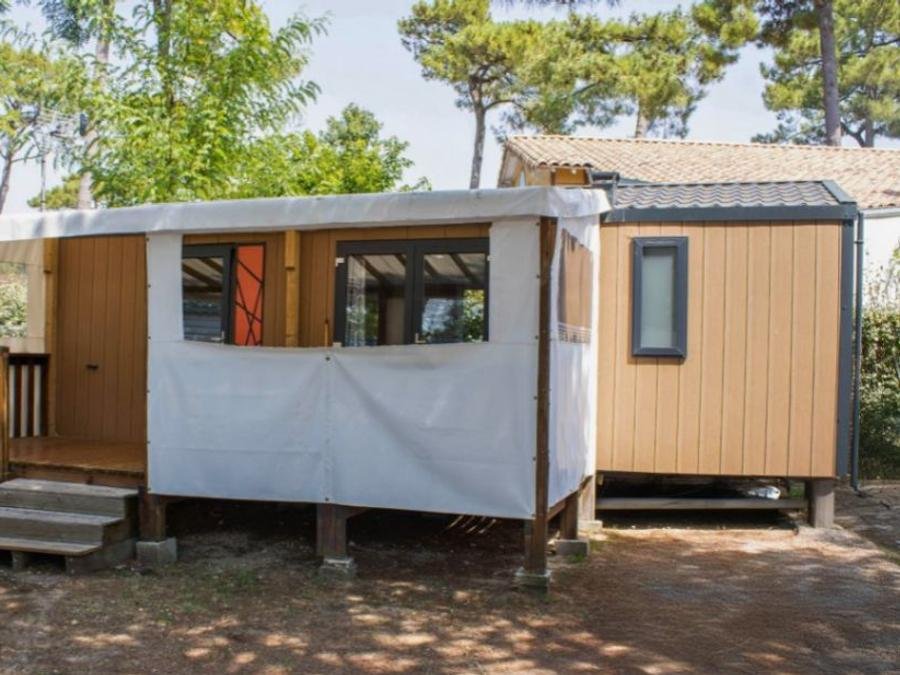 Camping Pas Cher vous présente avec son site Officiel campingpascher.fr, le Camping Le Dauphin classé 4 étoiles, situé sur la commune de Saint Georges De Didonne dans le département Charente-maritime (Poitou Charentes) en France. Le camping Le Dauphin, vous présente un hébergement de type mobil-home de 26 m² avec climatisation et télévision. Le camping Le Dauphin vous propose du jeudi 04 juin au jeudi 11 juin 2026 avec un DÉPART DEMAIN pour 7 nuits à 350€. Cette location propose 44 dates différentes pour réserver votre séjour. Découvrez également les 19 autres gammes d'hébergements du camping. Les Avis clients pour le Camping Le Dauphin sont excellents avec une note moyenne de 8 sur 10. Parc aquatique, Piscine couverte, Piscine extérieure, Animations familiales, Club enfants, Aire de jeux enfants, Baby-foot, Centre équestre, Cyclisme, Jet-ski, Paddle, Ping-pong, Pétanque, Randonnée, Salle de jeux vidéo, Terrain multisports, Voile, kiteSurf, Bar, Restaurant, Épicerie,... En savoir plus : cliquez-ICI.