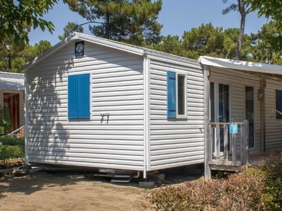 Camping Pas Cher vous présente avec son site Officiel campingpascher.fr, le Camping Le Dauphin classé 4 étoiles, situé sur la commune de Saint Georges De Didonne dans le département Charente-maritime (Poitou Charentes) en France. Le camping Le Dauphin vous propose un hébergement de type mobil-home de 35 m² avec climatisation (télévision). L'établissement vous propose 19 autres types d'hébergements. Découvrez tous nos séjours à petits prix dans la commune et aux alentours de Saint Georges De Didonne du département : Charente-maritime (Poitou Charentes). Les Avis clients pour le Camping Le Dauphin sont excellents avec une note moyenne de 8 sur 10. Parc aquatique, Piscine couverte, Piscine extérieure, Animations familiales, Club enfants, Aire de jeux enfants, Baby-foot, Centre équestre, Cyclisme, Jet-ski, Paddle, Ping-pong, Pétanque, Randonnée, Salle de jeux vidéo, Terrain multisports, Voile, kiteSurf, Bar, Restaurant, Épicerie,... En savoir plus : cliquez-ICI.