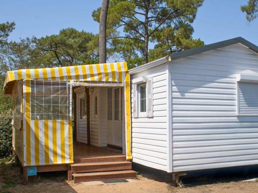 Camping Pas Cher vous présente avec son site Officiel campingpascher.fr, le Camping Le Dauphin classé 4 étoiles, situé sur la commune de Saint Georges De Didonne dans le département Charente-maritime (Poitou Charentes) en France. Le camping Le Dauphin vous propose un hébergement de type mobil-home de 35 m² avec climatisation (télévision). L'établissement vous propose 23 autres types d'hébergements. Découvrez tous nos séjours à petits prix dans la commune et aux alentours de Saint Georges De Didonne du département : Charente-maritime (Poitou Charentes). Les Avis clients pour le Camping Le Dauphin sont excellents avec une note moyenne de 8 sur 10. Parc aquatique, Piscine couverte, Piscine extérieure, Animations familiales, Club enfants, Aire de jeux enfants, Baby-foot, Centre équestre, Cyclisme, Jet-ski, Paddle, Ping-pong, Pétanque, Randonnée, Salle de jeux vidéo, Terrain multisports, Voile, kiteSurf, Bar, Restaurant, Épicerie,... En savoir plus : cliquez-ICI.