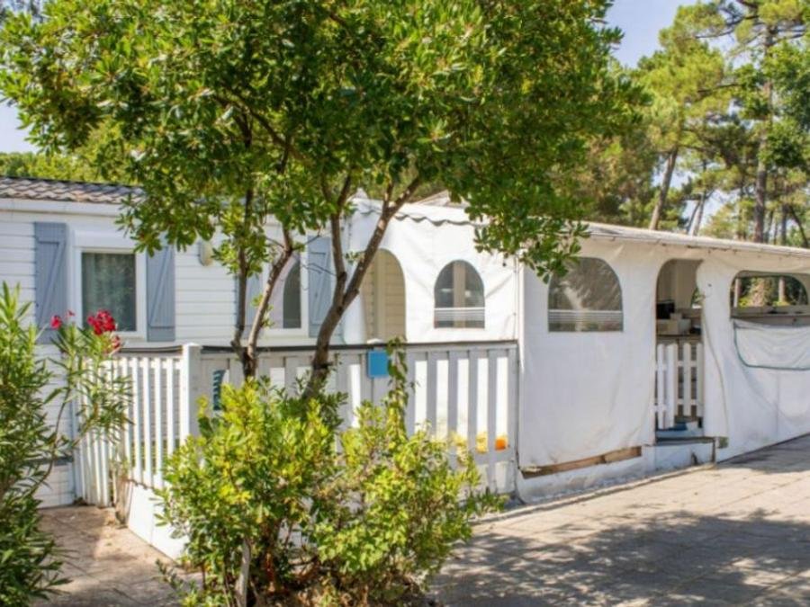 Camping Pas Cher vous présente avec son site Officiel campingpascher.fr, le Camping Le Dauphin classé 4 étoiles, situé sur la commune de Saint Georges De Didonne dans le département Charente-maritime (Poitou Charentes) en France. Le camping Le Dauphin vous propose un hébergement de type mobil-home de 40 m² avec climatisation (télévision). L'établissement vous propose 19 autres types d'hébergements. Découvrez tous nos séjours à petits prix dans la commune et aux alentours de Saint Georges De Didonne du département : Charente-maritime (Poitou Charentes). Les Avis clients pour le Camping Le Dauphin sont excellents avec une note moyenne de 8 sur 10. Parc aquatique, Piscine couverte, Piscine extérieure, Animations familiales, Club enfants, Aire de jeux enfants, Baby-foot, Centre équestre, Cyclisme, Jet-ski, Paddle, Ping-pong, Pétanque, Randonnée, Salle de jeux vidéo, Terrain multisports, Voile, kiteSurf, Bar, Restaurant, Épicerie,... En savoir plus : cliquez-ICI.