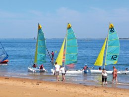 Camping Pas Cher vous présente avec son site Officiel campingpascher.fr, le Camping Le Dauphin classé 4 étoiles, situé sur la commune de Saint Georges De Didonne dans le département Charente-maritime (Poitou Charentes) en France. Le camping Le Dauphin vous propose un hébergement de type mobil-home de 35 m² avec climatisation (télévision). L'établissement vous propose 22 autres types d'hébergements. Découvrez tous nos séjours à petits prix dans la commune et aux alentours de Saint Georges De Didonne du département : Charente-maritime (Poitou Charentes). Les Avis clients pour le Camping Le Dauphin sont excellents avec une note moyenne de 8 sur 10. Parc aquatique, Piscine couverte, Piscine extérieure, Animations familiales, Club enfants, Aire de jeux enfants, Baby-foot, Centre équestre, Cyclisme, Jet-ski, Paddle, Ping-pong, Pétanque, Randonnée, Salle de jeux vidéo, Terrain multisports, Voile, kiteSurf, Bar, Restaurant, Épicerie,... En savoir plus : cliquez-ICI.