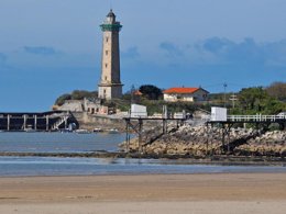 Camping Pas Cher vous présente avec son site Officiel campingpascher.fr, le Camping Le Dauphin classé 4 étoiles, situé sur la commune de Saint Georges De Didonne dans le département Charente-maritime (Poitou Charentes) en France. Le camping Le Dauphin vous propose un hébergement de type mobil-home de 35 m² (télévision). L'établissement vous propose 23 autres types d'hébergements. Découvrez tous nos séjours à petits prix dans la commune et aux alentours de Saint Georges De Didonne du département : Charente-maritime (Poitou Charentes). Les Avis clients pour le Camping Le Dauphin sont excellents avec une note moyenne de 8 sur 10. Parc aquatique, Piscine couverte, Piscine extérieure, Animations familiales, Club enfants, Aire de jeux enfants, Baby-foot, Centre équestre, Cyclisme, Jet-ski, Paddle, Ping-pong, Pétanque, Randonnée, Salle de jeux vidéo, Terrain multisports, Voile, kiteSurf, Bar, Restaurant, Épicerie,... En savoir plus : cliquez-ICI.