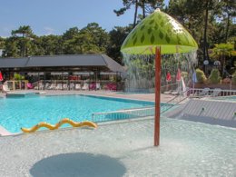Camping Pas Cher vous présente avec son site Officiel campingpascher.fr, le Camping Océan Vacances classé 4 étoiles, situé sur la commune de Saint Georges De Didonne dans le département Charente-maritime (Poitou Charentes) en France. Le camping Océan Vacances, vous présente un hébergement de type appartement de 42 m². Le camping Océan Vacances vous propose du mercredi 18 mars au mercredi 25 mars 2026, en promotion à -10% pour 7 nuits à 189 € au lieu de 210,0 € soit une Économie de 21 €. Cette location propose 85 dates différentes pour réserver votre séjour. Découvrez également les 11 autres gammes d'hébergements du camping. Les Avis clients pour le Camping Océan Vacances sont de 7 sur 10. Parc aquatique, Piscine chauffée, Piscine extérieure, Animations familiales, Aire de jeux enfants, Centre équestre, Golf, Ping-pong, Randonnée, Salle de fitness, Terrain multisports, Voile, Dépôt de pain, Épicerie,... En savoir plus : cliquez-ICI.