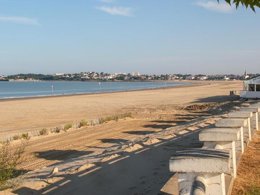 Camping Pas Cher vous présente avec son site Officiel campingpascher.fr, le Camping Océan Vacances classé 4 étoiles, situé sur la commune de Saint Georges De Didonne dans le département Charente-maritime (Poitou Charentes) en France. Le camping Océan Vacances, vous présente un hébergement de type appartement de 42 m². Le camping Océan Vacances vous propose du dimanche 15 mars au dimanche 22 mars 2026, en promotion à -10% pour 7 nuits à 189 € au lieu de 210,0 € soit une Économie de 21 €. Cette location propose 109 dates différentes pour réserver votre séjour. Découvrez également les 11 autres gammes d'hébergements du camping. Les Avis clients pour le Camping Océan Vacances sont de 7 sur 10. Parc aquatique, Piscine chauffée, Piscine extérieure, Animations familiales, Aire de jeux enfants, Centre équestre, Golf, Ping-pong, Randonnée, Salle de fitness, Terrain multisports, Voile, Dépôt de pain, Épicerie,... En savoir plus : cliquez-ICI.