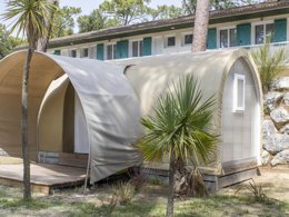 Camping Pas Cher vous présente avec son site Officiel campingpascher.fr, le Camping Océan Vacances classé 4 étoiles, situé sur la commune de Saint Georges De Didonne dans le département Charente-maritime (Poitou Charentes) en France. Le camping Océan Vacances, vous présente un hébergement de type hébergement insolite de 16 m². Le camping Océan Vacances vous propose du dimanche 15 mars au dimanche 22 mars 2026, en promotion à -10% pour 7 nuits à 189 € au lieu de 210,0 € soit une Économie de 21 €. Cette location propose 121 dates différentes pour réserver votre séjour. Découvrez également les 11 autres gammes d'hébergements du camping. Les Avis clients pour le Camping Océan Vacances sont de 7 sur 10. Parc aquatique, Piscine chauffée, Piscine extérieure, Animations familiales, Aire de jeux enfants, Centre équestre, Golf, Ping-pong, Randonnée, Salle de fitness, Terrain multisports, Voile, Dépôt de pain, Épicerie,... En savoir plus : cliquez-ICI.