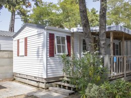 Camping Pas Cher vous présente avec son site Officiel campingpascher.fr, le Camping Océan Vacances classé 4 étoiles, situé sur la commune de Saint Georges De Didonne dans le département Charente-maritime (Poitou Charentes) en France. Le camping Océan Vacances, vous présente un hébergement de type mobil-home de 32 m² avec climatisation et télévision. Le camping Océan Vacances vous propose du dimanche 15 mars au dimanche 22 mars 2026, en promotion à -10% pour 7 nuits à 252 € au lieu de 280,0 € soit une Économie de 28 €. Cette location propose 121 dates différentes pour réserver votre séjour. Découvrez également les 11 autres gammes d'hébergements du camping. Les Avis clients pour le Camping Océan Vacances sont de 7 sur 10. Parc aquatique, Piscine chauffée, Piscine extérieure, Animations familiales, Aire de jeux enfants, Centre équestre, Golf, Ping-pong, Randonnée, Salle de fitness, Terrain multisports, Voile, Dépôt de pain, Épicerie,... En savoir plus : cliquez-ICI.