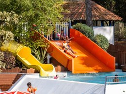 Camping Pas Cher vous présente avec son site Officiel campingpascher.fr, le Camping Océan Vacances classé 4 étoiles, situé sur la commune de Saint Georges De Didonne dans le département Charente-maritime (Poitou Charentes) en France. Le camping Océan Vacances, vous présente un hébergement de type appartement de 38 m² et télévision. Le camping Océan Vacances vous propose du dimanche 15 mars au dimanche 22 mars 2026, en promotion à -10% pour 7 nuits à 189 € au lieu de 210,0 € soit une Économie de 21 €. Cette location propose 101 dates différentes pour réserver votre séjour. Découvrez également les 11 autres gammes d'hébergements du camping. Les Avis clients pour le Camping Océan Vacances sont de 7 sur 10. Parc aquatique, Piscine chauffée, Piscine extérieure, Animations familiales, Aire de jeux enfants, Centre équestre, Golf, Ping-pong, Randonnée, Salle de fitness, Terrain multisports, Voile, Dépôt de pain, Épicerie,... En savoir plus : cliquez-ICI.