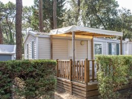 Camping Pas Cher vous présente avec son site Officiel campingpascher.fr, le Camping Océan Vacances classé 4 étoiles, situé sur la commune de Saint Georges De Didonne dans le département Charente-maritime (Poitou Charentes) en France. Le camping Océan Vacances, vous présente un hébergement de type mobil-home de 32 m² avec climatisation et télévision. Le camping Océan Vacances vous propose du dimanche 15 mars au dimanche 22 mars 2026, en promotion à -10% pour 7 nuits à 252 € au lieu de 280,0 € soit une Économie de 28 €. Cette location propose 114 dates différentes pour réserver votre séjour. Découvrez également les 11 autres gammes d'hébergements du camping. Les Avis clients pour le Camping Océan Vacances sont de 7 sur 10. Parc aquatique, Piscine chauffée, Piscine extérieure, Animations familiales, Aire de jeux enfants, Centre équestre, Golf, Ping-pong, Randonnée, Salle de fitness, Terrain multisports, Voile, Dépôt de pain, Épicerie,... En savoir plus : cliquez-ICI.