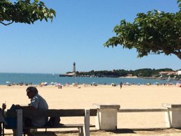 Camping Pas Cher vous présente avec son site Officiel campingpascher.fr, le Camping Océan Vacances classé 4 étoiles, situé sur la commune de Saint Georges De Didonne dans le département Charente-maritime (Poitou Charentes) en France. Le camping Océan Vacances, vous présente un hébergement de type mobil-home de 32 m² avec climatisation et télévision. Le camping Océan Vacances vous propose du dimanche 15 mars au dimanche 22 mars 2026, en promotion à -10% pour 7 nuits à 252 € au lieu de 280,0 € soit une Économie de 28 €. Cette location propose 121 dates différentes pour réserver votre séjour. Découvrez également les 11 autres gammes d'hébergements du camping. Les Avis clients pour le Camping Océan Vacances sont de 7 sur 10. Parc aquatique, Piscine chauffée, Piscine extérieure, Animations familiales, Aire de jeux enfants, Centre équestre, Golf, Ping-pong, Randonnée, Salle de fitness, Terrain multisports, Voile, Dépôt de pain, Épicerie,... En savoir plus : cliquez-ICI.