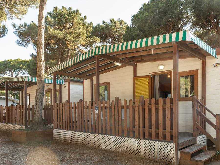 Camping Pas Cher vous présente avec son site Officiel campingpascher.fr, le Camping Rivaverde Easy Village classé 3 étoiles, situé sur la commune de Marina Di Ravenna dans le département Ravenne (Emilia Romagna) en Italie. Le camping Rivaverde Easy Village, vous présente un hébergement de type lodge avec climatisation et télévision. Le camping Rivaverde Easy Village vous propose du jeudi 03 septembre au jeudi 10 septembre 2026 pour 7 nuits à 759€. Cette location propose 33 dates différentes pour réserver votre séjour. Découvrez également les 7 autres gammes d'hébergements du camping. Les Avis clients pour le Camping Rivaverde Easy Village sont excellents avec une note moyenne de 8 sur 10. Piscine extérieure, Animations familiales, Club enfants, Aire de jeux enfants, Canoë-kayak, Parcours sportif, Pétanque, Bar, Pizzeria, Snack/Bar, Épicerie,... En savoir plus : cliquez-ICI.