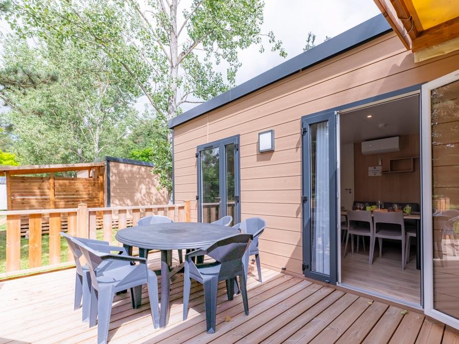 Camping Pas Cher vous présente avec son site Officiel campingpascher.fr, le Camping Paradis - Val De Coise classé 4 étoiles, situé sur la commune de Saint Galmier dans le département Loire (Rhône Alpes) en France. Le camping Paradis - Val De Coise vous propose un hébergement de type mobil-home de 34 m² pour 6 personnes avec climatisation (télévision). L'établissement vous propose 7 autres types d'hébergements. Découvrez tous nos séjours à petits prix dans la commune et aux alentours de Saint Galmier du département : Loire (Rhône Alpes). Les Avis clients pour le Camping Paradis - Val De Coise sont excellents avec une note moyenne de 8 sur 10. Rivière, Piscine chauffée, Piscine couverte, Animations familiales, Club enfants, Aire de jeux enfants, Baby-foot, Centre équestre, Golf, Ping-pong, Pétanque, Randonnée, Structure gonflable enfants, Terrain de football, Terrain de volley-ball, Bar, Dépôt de pain, Plats à emporter, Snack/Bar, Épicerie,... En savoir plus : cliquez-ICI.