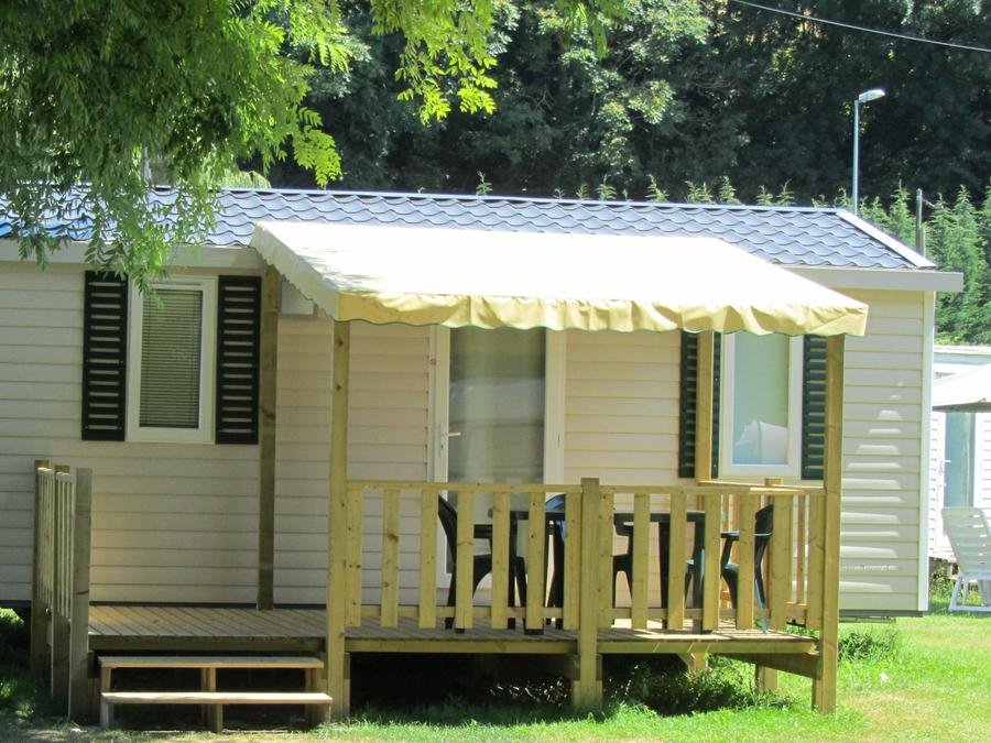 Camping Pas Cher vous présente avec son site Officiel campingpascher.fr, le Camping Les Bords Du Guiers classé 3 étoiles, situé sur la commune de Saint Genix Sur Guiers dans le département Savoie (Rhône Alpes) en France. Le camping Les Bords Du Guiers vous propose un hébergement de type mobil-home de 27 m². L'établissement vous propose 8 autres types d'hébergements. Découvrez tous nos séjours à petits prix dans la commune et aux alentours de Saint Genix Sur Guiers du département : Savoie (Rhône Alpes). Les Avis clients pour le Camping Les Bords Du Guiers sont excellents avec une note moyenne de 8 sur 10. Piscine extérieure, Aire de jeux enfants, Baby-foot, Canoë-kayak, Court de tennis, Cyclisme, Ping-pong, Pétanque, Randonnée, Terrain de volley-ball, Bar, Snack/Bar, Supermarché,... En savoir plus : cliquez-ICI.