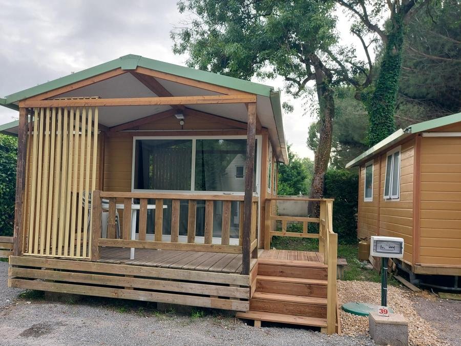 Camping Pas Cher vous présente avec son site Officiel campingpascher.fr, le Camping Le Nizour classé 3 étoiles, situé sur la commune de Sireuil dans le département Charente (Poitou Charentes) en France. Le camping Le Nizour vous propose un hébergement de type chalet de 25 m² pour 1 personne avec climatisation. L'établissement vous propose 11 autres types d'hébergements. Découvrez tous nos séjours à petits prix dans la commune et aux alentours de Sireuil du département : Charente (Poitou Charentes). Les Avis clients pour le Camping Le Nizour sont de 7 sur 10. Piscine extérieure, Canoë-kayak, Centre équestre, Court de tennis, Golf, Ping-pong, Pétanque, Randonnée, Terrain multisports, Bar, Dépôt de pain, Snack/Bar, Épicerie,... En savoir plus : cliquez-ICI.