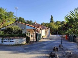 Camping Pas Cher vous présente avec son site Officiel campingpascher.fr, le Camping Le Nizour classé 3 étoiles, situé sur la commune de Sireuil dans le département Charente (Poitou Charentes) en France. Le camping Le Nizour, vous présente un hébergement de type chalet de 20 m² pour 4 personnes. Le camping Le Nizour vous propose du mardi 22 septembre au mardi 29 septembre 2026 pour 7 nuits à 308€. Cette location propose 54 dates différentes pour réserver votre séjour. Découvrez également les 10 autres gammes d'hébergements du camping. Les Avis clients pour le Camping Le Nizour sont excellents avec une note moyenne de 8 sur 10. Piscine extérieure, Canoë-kayak, Centre équestre, Court de tennis, Golf, Ping-pong, Pétanque, Randonnée, Terrain multisports, Bar, Dépôt de pain, Snack/Bar, Épicerie,... En savoir plus : cliquez-ICI.