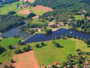 Camping Pas Cher vous présente avec son site Officiel campingpascher.fr, le Camping Flower L'Air Du Lac classé 3 étoiles, situé sur la commune de Saint Hilaire Les Places dans le département Haute-vienne (Limousin) en France. Le camping Flower L'Air Du Lac vous propose un hébergement de type maison de campagne de 37 m² pour 3 personnes (télévision). L'établissement vous propose 6 autres types d'hébergements. Découvrez tous nos séjours à petits prix dans la commune et aux alentours de Saint Hilaire Les Places du département : Haute-vienne (Limousin). LacÉtang, Piscine extérieure, Animation enfants, Animations familiales, Club enfants, Aire de jeux enfants, Baby-foot, Centre équestre, Court de tennis, Golf, Paddle, Piscine, Pédalo, Pétanque, Randonnée, Structure gonflable enfants, Terrain multisports, Boulangerie, Bureau de tabac, Dépôt de pain, Snack/Bar, Station-service, Épicerie,... En savoir plus : cliquez-ICI.