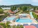Camping Pas Cher vous présente avec son site Officiel campingpascher.fr, le Camping Ile De La Comtesse classé 4 étoiles, situé sur la commune de Murs Et Gelignieux dans le département Ain (Rhône Alpes) en France. Le camping Ile De La Comtesse, vous présente un hébergement de type lodge de 27 m² pour 1 personne. Le camping Ile De La Comtesse vous propose du sam. 29 août au sam. 05 septembre 2026 pour 7 nuits à 399€. Cette location propose 19 dates différentes pour réserver votre séjour. Découvrez également les 11 autres gammes d'hébergements du camping. Les Avis clients pour le Camping Ile De La Comtesse sont excellents avec une note moyenne de 8 sur 10. Lac, Piscine chauffée, Piscine extérieure, Animations familiales, Club enfants, Aire de jeux enfants, Canoë-kayak, Cyclisme, Paddle, Ping-pong, Plongée, Pétanque, Randonnée, Salle de fitness, Ski nautique, Terrain de football, Terrain de volley-ball, Terrain multisports, Voile, Dépôt de pain, Plats à emporter, Épicerie,... En savoir plus : cliquez-ICI.