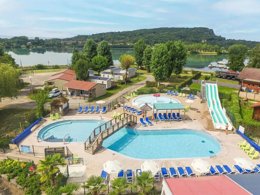 Camping Pas Cher vous présente avec son site Officiel campingpascher.fr, le Camping Ile De La Comtesse classé 4 étoiles, situé sur la commune de Murs Et Gelignieux dans le département Ain (Rhône Alpes) en France. Le camping Ile De La Comtesse, vous présente un hébergement de type lodge de 27 m² pour 1 personne. Le camping Ile De La Comtesse vous propose du sam. 29 août au sam. 05 septembre 2026 pour 7 nuits à 399€. Cette location propose 19 dates différentes pour réserver votre séjour. Découvrez également les 11 autres gammes d'hébergements du camping. Les Avis clients pour le Camping Ile De La Comtesse sont excellents avec une note moyenne de 8 sur 10. Lac, Piscine chauffée, Piscine extérieure, Animations familiales, Club enfants, Aire de jeux enfants, Canoë-kayak, Cyclisme, Paddle, Ping-pong, Plongée, Pétanque, Randonnée, Salle de fitness, Ski nautique, Terrain de football, Terrain de volley-ball, Terrain multisports, Voile, Dépôt de pain, Plats à emporter, Épicerie,... En savoir plus : cliquez-ICI.
