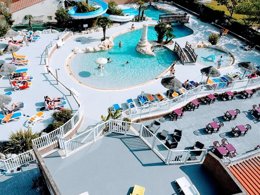 Camping Pas Cher vous présente avec son site Officiel campingpascher.fr, le Camping Le Royan classé 4 étoiles, situé sur la commune de Royan dans le département Charente-maritime (Poitou Charentes) en France. Le camping Le Royan vous propose un hébergement de type mobil-home de 23 m². L'établissement vous propose 10 autres types d'hébergements. Découvrez tous nos séjours à petits prix dans la commune et aux alentours de Royan du département : Charente-maritime (Poitou Charentes). Les Avis clients pour le Camping Le Royan sont excellents avec une note moyenne de 8 sur 10. Piscine chauffée, Piscine extérieure, Animation enfants, Animations familiales, Club enfants, Aire de jeux enfants, Ping-pong, Pétanque, Salle de jeux vidéo, Structure gonflable enfants, Terrain multisports, Bar, Dépôt de pain, Snack/Bar, Épicerie,... En savoir plus : cliquez-ICI.