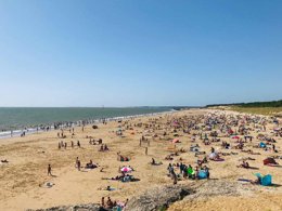 Camping Pas Cher vous présente avec son site Officiel campingpascher.fr, le Camping Tahiti Village classé 3 étoiles, situé sur la commune de Saint Palais Sur Mer dans le département Charente-maritime (Poitou Charentes) en France. Le camping Tahiti Village, vous présente un hébergement de type mobil-home de 30 m² et télévision. Le camping Tahiti Village vous propose du dimanche 13 septembre au dimanche 20 septembre 2026 pour 7 nuits à 362€. Cette location propose 58 dates différentes pour réserver votre séjour. Découvrez également les 4 autres gammes d'hébergements du camping. Les Avis clients pour le Camping Tahiti Village sont excellents avec une note moyenne de 9 sur 10. Aire de jeux enfants, Cyclisme, Ping-pong, Pétanque, Randonnée, Dépôt de pain,... En savoir plus : cliquez-ICI.