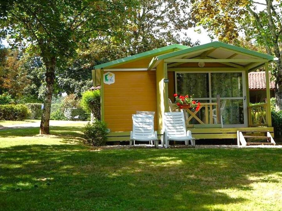 Camping Pas Cher vous présente avec son site Officiel campingpascher.fr, le Camping Les Gorges Du Chambon - Ciela Village classé 4 étoiles, situé sur la commune de Eymouthiers dans le département Charente (Poitou Charentes) en France. Le camping Les Gorges Du Chambon - Ciela Village, vous présente un hébergement de type chalet de 25 m² pour 1 personne avec climatisation. Le camping Les Gorges Du Chambon - Ciela Village vous propose du vendredi 05 juin au vendredi 12 juin 2026 avec une PROMO de DERNIÈRE MINUTE, en promotion à -14% pour 7 nuits à 244 € au lieu de 284,0 € soit une Économie de 40 €. Cette location propose 46 dates différentes pour réserver votre séjour. Découvrez également les 6 autres gammes d'hébergements du camping. Les Avis clients pour le Camping Les Gorges Du Chambon - Ciela Village sont excellents avec une note moyenne de 8 sur 10. Piscine chauffée, Piscine extérieure, Club enfants, Aire de jeux enfants, Court de tennis, Ping-pong, Pétanque, Structure gonflable enfants, Terrain de badminton, Terrain de beach-volley, Terrain multisports, Trampoline, Bar, Dépôt de pain, Snack/Bar, Épicerie,... En savoir plus : cliquez-ICI.