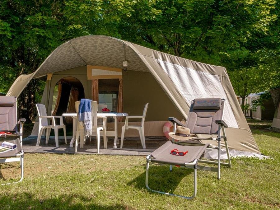 Camping Pas Cher vous présente avec son site Officiel campingpascher.fr, le Camping Les Gorges Du Chambon - Ciela Village classé 4 étoiles, situé sur la commune de Eymouthiers dans le département Charente (Poitou Charentes) en France. Le camping Les Gorges Du Chambon - Ciela Village, vous présente un hébergement de type tente de 25 m². Le camping Les Gorges Du Chambon - Ciela Village vous propose du jeudi 04 juin au jeudi 11 juin 2026 avec une PROMO de DERNIÈRE MINUTE, en promotion à -14% pour 7 nuits à 196 € au lieu de 228,0 € soit une Économie de 32 €. Cette location propose 103 dates différentes pour réserver votre séjour. Découvrez également les 12 autres gammes d'hébergements du camping. Les Avis clients pour le Camping Les Gorges Du Chambon - Ciela Village sont excellents avec une note moyenne de 8 sur 10. Piscine chauffée, Piscine extérieure, Club enfants, Aire de jeux enfants, Court de tennis, Ping-pong, Pétanque, Structure gonflable enfants, Terrain de badminton, Terrain de beach-volley, Terrain multisports, Trampoline, Bar, Dépôt de pain, Snack/Bar, Épicerie,... En savoir plus : cliquez-ICI.