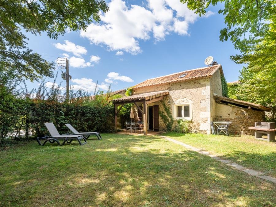 Camping Pas Cher vous présente avec son site Officiel campingpascher.fr, le Camping Les Gorges Du Chambon - Ciela Village classé 4 étoiles, situé sur la commune de Eymouthiers dans le département Charente (Poitou Charentes) en France. Le camping Les Gorges Du Chambon - Ciela Village, vous présente un hébergement de type maison de campagne et télévision. Le camping Les Gorges Du Chambon - Ciela Village vous propose du dimanche 13 septembre au dimanche 20 septembre 2026, en promotion à -13% pour 7 nuits à 248 € au lieu de 288,0 € soit une Économie de 40 €. Cette location propose 15 dates différentes pour réserver votre séjour. Découvrez également les 12 autres gammes d'hébergements du camping. Les Avis clients pour le Camping Les Gorges Du Chambon - Ciela Village sont excellents avec une note moyenne de 8 sur 10. Piscine chauffée, Piscine extérieure, Club enfants, Aire de jeux enfants, Court de tennis, Ping-pong, Pétanque, Structure gonflable enfants, Terrain de badminton, Terrain de beach-volley, Terrain multisports, Trampoline, Bar, Dépôt de pain, Snack/Bar, Épicerie,... En savoir plus : cliquez-ICI.
