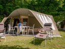Camping Pas Cher vous présente avec son site Officiel campingpascher.fr, le Camping Les Gorges Du Chambon - Ciela Village classé 4 étoiles, situé sur la commune de Eymouthiers dans le département Charente (Poitou Charentes) en France. Le camping Les Gorges Du Chambon - Ciela Village, vous présente un hébergement de type tente de 25 m². Le camping Les Gorges Du Chambon - Ciela Village vous propose du vendredi 24 avril au vendredi 01 mai 2026, en promotion à -15% pour 7 nuits à 187 € au lieu de 220,0 € soit une Économie de 33 €. Cette location propose 109 dates différentes pour réserver votre séjour. Découvrez également les 6 autres gammes d'hébergements du camping. Les Avis clients pour le Camping Les Gorges Du Chambon - Ciela Village sont excellents avec une note moyenne de 8 sur 10. Piscine chauffée, Piscine extérieure, Club enfants, Aire de jeux enfants, Court de tennis, Ping-pong, Pétanque, Structure gonflable enfants, Terrain de badminton, Terrain de beach-volley, Terrain multisports, Trampoline, Bar, Dépôt de pain, Snack/Bar, Épicerie,... En savoir plus : cliquez-ICI.