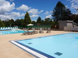 Camping Pas Cher vous présente avec son site Officiel campingpascher.fr, le Camping Les Gorges Du Chambon - Ciela Village classé 4 étoiles, situé sur la commune de Eymouthiers dans le département Charente (Poitou-charentes) en France. Le camping Les Gorges Du Chambon - Ciela Village vous propose un hébergement de type mobil-home de 40 m² avec climatisation. L'établissement vous propose 10 autres types d'hébergements. Découvrez tous nos séjours à petits prix dans la commune et aux alentours de Eymouthiers du département : Charente (Poitou-charentes). Les Avis clients pour le Camping Les Gorges Du Chambon - Ciela Village sont excellents avec une note moyenne de 8 sur 10. Piscine chauffée, Piscine extérieure, Club enfants, Aire de jeux enfants, Court de tennis, Ping-pong, Pétanque, Structure gonflable enfants, Terrain de badminton, Terrain de beach-volley, Terrain multisports, Trampoline, Bar, Dépôt de pain, Snack/Bar, Épicerie,... En savoir plus : cliquez-ICI.