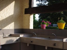 Camping Pas Cher vous présente avec son site Officiel campingpascher.fr, le Camping Les Gorges Du Chambon - Ciela Village classé 4 étoiles, situé sur la commune de Eymouthiers dans le département Charente (Poitou Charentes) en France. Le camping Les Gorges Du Chambon - Ciela Village, vous présente un hébergement de type mobil-home avec climatisation et télévision. Le camping Les Gorges Du Chambon - Ciela Village vous propose du lundi 25 mai au lundi 01 juin 2026, en promotion à -15% pour 7 nuits à 283,90 € au lieu de 334,0 € soit une Économie de 50,10 €. Cette location propose 77 dates différentes pour réserver votre séjour. Découvrez également les 6 autres gammes d'hébergements du camping. Les Avis clients pour le Camping Les Gorges Du Chambon - Ciela Village sont excellents avec une note moyenne de 8 sur 10. Piscine chauffée, Piscine extérieure, Club enfants, Aire de jeux enfants, Court de tennis, Ping-pong, Pétanque, Structure gonflable enfants, Terrain de badminton, Terrain de beach-volley, Terrain multisports, Trampoline, Bar, Dépôt de pain, Snack/Bar, Épicerie,... En savoir plus : cliquez-ICI.