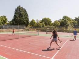 Camping Pas Cher vous présente avec son site Officiel campingpascher.fr, le Camping Les Gorges Du Chambon - Ciela Village classé 4 étoiles, situé sur la commune de Eymouthiers dans le département Charente (Poitou Charentes) en France. Le camping Les Gorges Du Chambon - Ciela Village vous propose un hébergement de type mobil-home de 30 m² pour 1 personne avec climatisation (télévision). L'établissement vous propose 10 autres types d'hébergements. Découvrez tous nos séjours à petits prix dans la commune et aux alentours de Eymouthiers du département : Charente (Poitou Charentes). Les Avis clients pour le Camping Les Gorges Du Chambon - Ciela Village sont excellents avec une note moyenne de 8 sur 10. Piscine chauffée, Piscine extérieure, Club enfants, Aire de jeux enfants, Court de tennis, Ping-pong, Pétanque, Structure gonflable enfants, Terrain de badminton, Terrain de beach-volley, Terrain multisports, Trampoline, Bar, Dépôt de pain, Snack/Bar, Épicerie,... En savoir plus : cliquez-ICI.