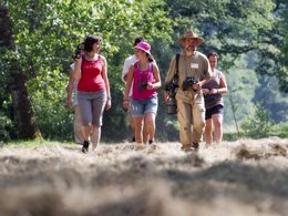 Camping Pas Cher vous présente avec son site Officiel campingpascher.fr, le Camping Les Gorges Du Chambon - Ciela Village classé 4 étoiles, situé sur la commune de Eymouthiers dans le département Charente (Poitou Charentes) en France. Le camping Les Gorges Du Chambon - Ciela Village, vous présente un hébergement de type tente de 25 m². Le camping Les Gorges Du Chambon - Ciela Village vous propose du vendredi 24 avril au vendredi 01 mai 2026, en promotion à -15% pour 7 nuits à 187 € au lieu de 220,0 € soit une Économie de 33 €. Cette location propose 109 dates différentes pour réserver votre séjour. Découvrez également les 6 autres gammes d'hébergements du camping. Les Avis clients pour le Camping Les Gorges Du Chambon - Ciela Village sont excellents avec une note moyenne de 8 sur 10. Piscine chauffée, Piscine extérieure, Club enfants, Aire de jeux enfants, Court de tennis, Ping-pong, Pétanque, Structure gonflable enfants, Terrain de badminton, Terrain de beach-volley, Terrain multisports, Trampoline, Bar, Dépôt de pain, Snack/Bar, Épicerie,... En savoir plus : cliquez-ICI.