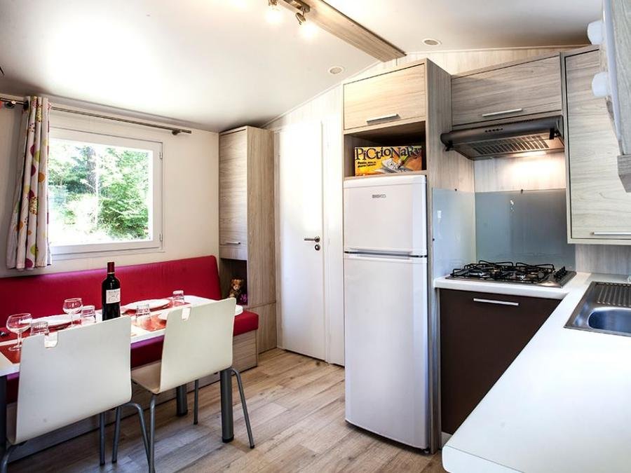 Camping Pas Cher vous présente avec son site Officiel campingpascher.fr, le Camping Du Lac D'Aydat classé 3 étoiles, situé sur la commune de Aydat dans le département Puy-de-dôme (Auvergne) en France. Le camping Du Lac D'Aydat, vous présente un hébergement de type mobil-home de 22 m² pour 3 personnes et télévision. Le camping Du Lac D'Aydat vous propose du sam. 26 septembre au sam. 03 octobre 2026 pour 7 nuits à 335€. Cette location propose 12 dates différentes pour réserver votre séjour. Découvrez également les 9 autres gammes d'hébergements du camping. Les Avis clients pour le Camping Du Lac D'Aydat sont excellents avec une note moyenne de 8 sur 10. LacRivière, Piscine chauffée, Piscine extérieure, Animations familiales, Club enfants, Aire de jeux enfants, Canoë-kayak, Court de tennis, Escalade, Golf, Paddle, Ping-pong, Planche à voile, Pédalo, Pétanque, Randonnée, Salle de fitness, Terrain de football, Terrain multisports, Voile, Bar, Boulangerie, Bureau de tabac, Food truck, Pizzeria, Plats à emporter, Restaurant, Station-service, Supermarché, Épicerie,... En savoir plus : cliquez-ICI.