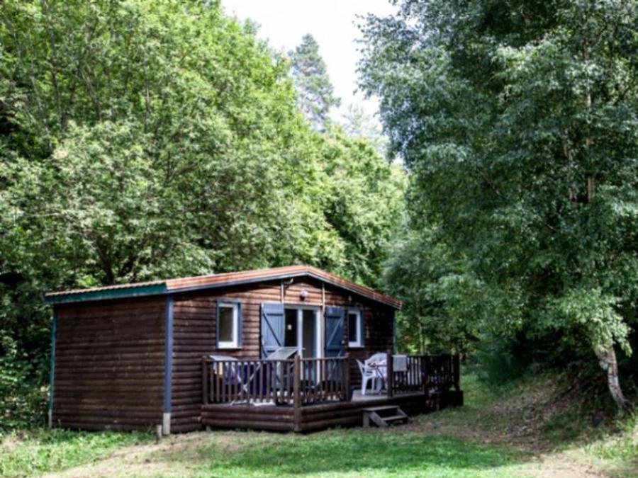 Camping Pas Cher vous présente avec son site Officiel campingpascher.fr, le Camping Du Lac D'Aydat classé 3 étoiles, situé sur la commune de Aydat dans le département Puy-de-dôme (Auvergne) en France. Le camping Du Lac D'Aydat, vous présente un hébergement de type chalet de 29 m² pour 3 personnes et télévision. Le camping Du Lac D'Aydat vous propose du sam. 26 septembre au sam. 03 octobre 2026 pour 7 nuits à 335€. Cette location propose 7 dates différentes pour réserver votre séjour. Découvrez également les 9 autres gammes d'hébergements du camping. Les Avis clients pour le Camping Du Lac D'Aydat sont excellents avec une note moyenne de 8 sur 10. LacRivière, Piscine chauffée, Piscine extérieure, Animations familiales, Club enfants, Aire de jeux enfants, Canoë-kayak, Court de tennis, Escalade, Golf, Paddle, Ping-pong, Planche à voile, Pédalo, Pétanque, Randonnée, Salle de fitness, Terrain de football, Terrain multisports, Voile, Bar, Boulangerie, Bureau de tabac, Food truck, Pizzeria, Plats à emporter, Restaurant, Station-service, Supermarché, Épicerie,... En savoir plus : cliquez-ICI.