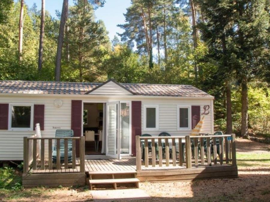 Camping Pas Cher vous présente avec son site Officiel campingpascher.fr, le Camping Du Lac D'Aydat classé 3 étoiles, situé sur la commune de Aydat dans le département Puy-de-dôme (Auvergne) en France. Le camping Du Lac D'Aydat vous propose un hébergement de type mobil-home de 32 m² pour 5 personnes (télévision). L'établissement vous propose 9 autres types d'hébergements. Découvrez tous nos séjours à petits prix dans la commune et aux alentours de Aydat du département : Puy-de-dôme (Auvergne). Les Avis clients pour le Camping Du Lac D'Aydat sont excellents avec une note moyenne de 8 sur 10. LacRivière, Piscine chauffée, Piscine extérieure, Animations familiales, Club enfants, Aire de jeux enfants, Canoë-kayak, Court de tennis, Escalade, Golf, Paddle, Ping-pong, Planche à voile, Pédalo, Pétanque, Randonnée, Salle de fitness, Terrain de football, Terrain multisports, Voile, Bar, Boulangerie, Bureau de tabac, Food truck, Pizzeria, Plats à emporter, Restaurant, Station-service, Supermarché, Épicerie,... En savoir plus : cliquez-ICI.