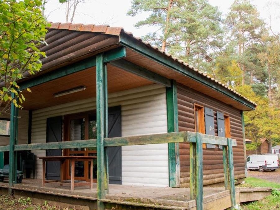Camping Pas Cher vous présente avec son site Officiel campingpascher.fr, le Camping Du Lac D'Aydat classé 3 étoiles, situé sur la commune de Aydat dans le département Puy-de-dôme (Auvergne) en France. Le camping Du Lac D'Aydat, vous présente un hébergement de type chalet de 34 m² pour 3 personnes et télévision. Le camping Du Lac D'Aydat vous propose du sam. 26 septembre au sam. 03 octobre 2026 pour 7 nuits à 335€. Cette location propose 10 dates différentes pour réserver votre séjour. Découvrez également les 9 autres gammes d'hébergements du camping. Les Avis clients pour le Camping Du Lac D'Aydat sont excellents avec une note moyenne de 8 sur 10. LacRivière, Piscine chauffée, Piscine extérieure, Animations familiales, Club enfants, Aire de jeux enfants, Canoë-kayak, Court de tennis, Escalade, Golf, Paddle, Ping-pong, Planche à voile, Pédalo, Pétanque, Randonnée, Salle de fitness, Terrain de football, Terrain multisports, Voile, Bar, Boulangerie, Bureau de tabac, Food truck, Pizzeria, Plats à emporter, Restaurant, Station-service, Supermarché, Épicerie,... En savoir plus : cliquez-ICI.