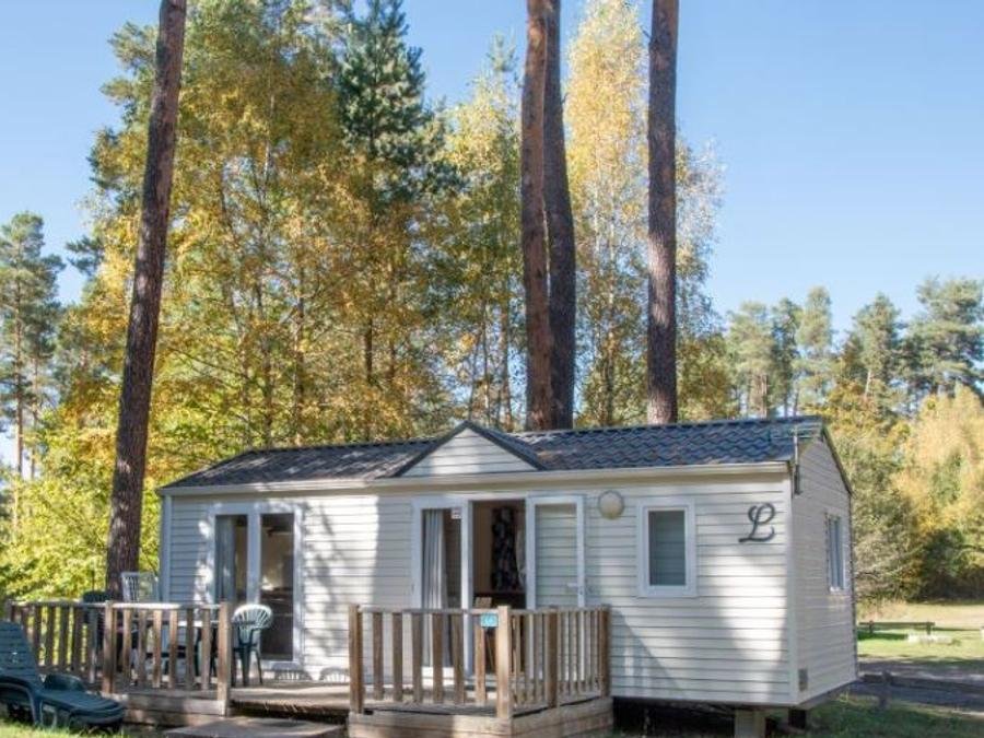 Camping Pas Cher vous présente avec son site Officiel campingpascher.fr, le Camping Du Lac D'Aydat classé 3 étoiles, situé sur la commune de Aydat dans le département Puy-de-dôme (Auvergne) en France. Le camping Du Lac D'Aydat, vous présente un hébergement de type mobil-home de 30 m² pour 3 personnes et télévision. Le camping Du Lac D'Aydat vous propose du sam. 26 septembre au sam. 03 octobre 2026 pour 7 nuits à 335€. Cette location propose 10 dates différentes pour réserver votre séjour. Découvrez également les 9 autres gammes d'hébergements du camping. Les Avis clients pour le Camping Du Lac D'Aydat sont excellents avec une note moyenne de 8 sur 10. LacRivière, Piscine chauffée, Piscine extérieure, Animations familiales, Club enfants, Aire de jeux enfants, Canoë-kayak, Court de tennis, Escalade, Golf, Paddle, Ping-pong, Planche à voile, Pédalo, Pétanque, Randonnée, Salle de fitness, Terrain de football, Terrain multisports, Voile, Bar, Boulangerie, Bureau de tabac, Food truck, Pizzeria, Plats à emporter, Restaurant, Station-service, Supermarché, Épicerie,... En savoir plus : cliquez-ICI.