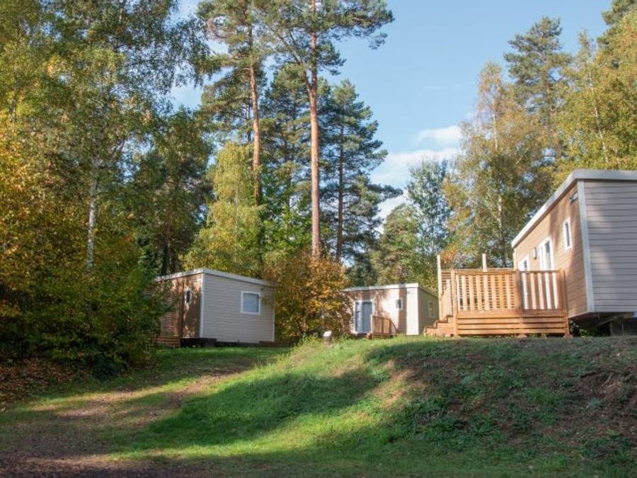 Camping Pas Cher vous présente avec son site Officiel campingpascher.fr, le Camping Du Lac D'Aydat classé 3 étoiles, situé sur la commune de Aydat dans le département Puy-de-dôme (Auvergne) en France. Le camping Du Lac D'Aydat, vous présente un hébergement de type mobil-home de 32 m² pour 3 personnes et télévision. Le camping Du Lac D'Aydat vous propose du sam. 26 septembre au sam. 03 octobre 2026 pour 7 nuits à 415€. Cette location propose 10 dates différentes pour réserver votre séjour. Découvrez également les 9 autres gammes d'hébergements du camping. Les Avis clients pour le Camping Du Lac D'Aydat sont excellents avec une note moyenne de 8 sur 10. LacRivière, Piscine chauffée, Piscine extérieure, Animations familiales, Club enfants, Aire de jeux enfants, Canoë-kayak, Court de tennis, Escalade, Golf, Paddle, Ping-pong, Planche à voile, Pédalo, Pétanque, Randonnée, Salle de fitness, Terrain de football, Terrain multisports, Voile, Bar, Boulangerie, Bureau de tabac, Food truck, Pizzeria, Plats à emporter, Restaurant, Station-service, Supermarché, Épicerie,... En savoir plus : cliquez-ICI.