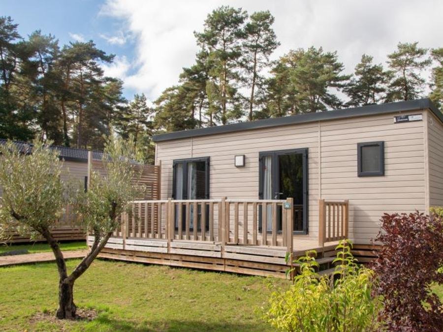 Camping Pas Cher vous présente avec son site Officiel campingpascher.fr, le Camping Du Lac D'Aydat classé 3 étoiles, situé sur la commune de Aydat dans le département Puy-de-dôme (Auvergne) en France. Le camping Du Lac D'Aydat vous propose un hébergement de type mobil-home de 32 m² pour 5 personnes (télévision). L'établissement vous propose 9 autres types d'hébergements. Découvrez tous nos séjours à petits prix dans la commune et aux alentours de Aydat du département : Puy-de-dôme (Auvergne). Les Avis clients pour le Camping Du Lac D'Aydat sont excellents avec une note moyenne de 8 sur 10. LacRivière, Piscine chauffée, Piscine extérieure, Animations familiales, Club enfants, Aire de jeux enfants, Canoë-kayak, Court de tennis, Escalade, Golf, Paddle, Ping-pong, Planche à voile, Pédalo, Pétanque, Randonnée, Salle de fitness, Terrain de football, Terrain multisports, Voile, Bar, Boulangerie, Bureau de tabac, Food truck, Pizzeria, Plats à emporter, Restaurant, Station-service, Supermarché, Épicerie,... En savoir plus : cliquez-ICI.